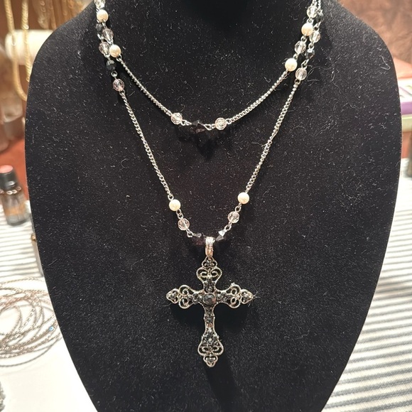 Jewelry - Beautiful silver cross necklace.